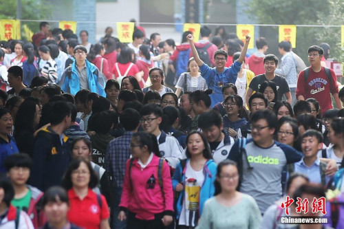 Students walk out the campus of a high school in Nanjing after sitting the national college entrance exam on June 9, 2016. (Photo/Chinanews.com)