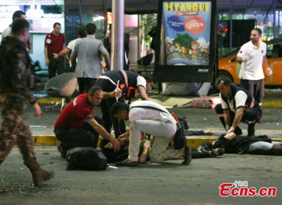 Paramedics attend to casualties injured outside Turkey's largest airport, Istanbul Ataturk, Turkey, following an attack, June 28, 2016.(Photo/Agencies)