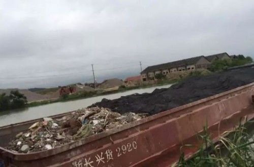 A boat carrying household garbage and construction waste is found docked at a wharf in Suzhou City, Jiangsu Province. (Photo/Chinanews.com)