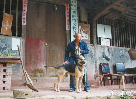 Liao Shunyong, a former office director of the cultural relics bureau, and his wold-dog. (Phot/West China Metropolis Daily)