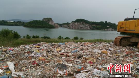 Garbage from Shanghai is found on an island of the famed freshwater lake Taihu Lake, in tourist city Suzhou, Jiangsu Province. (Photo/Chinanews.com)