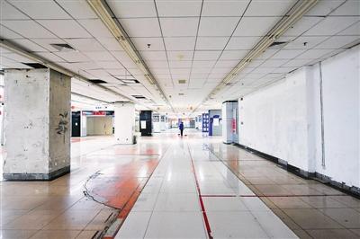 Some floors in the Hailong Electronics Mall in Beijings Zhongguancun have been empty. (Photo/Beijing Youth Daily