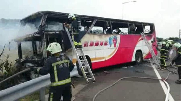 Twenty-six people have died after a fire broke out in a tourist bus along the highway to the Taiwan Taoyuan International Airport on Tuesday afternoon, July 19, 2016. (Photo provided to China News Service) 