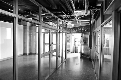 The cultural landmark Haidian Book City in Beijing is almost empty as most of its tenants have moved out.  (Photo/China Youth Daily)