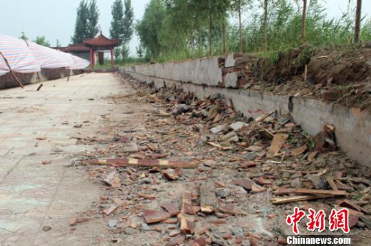 Strong winds and waves cause walkway collapse of Baiyang Lake in Anxin County, injuring 14 tourist, July 30, 2016.��Photo/Chinanews.com)