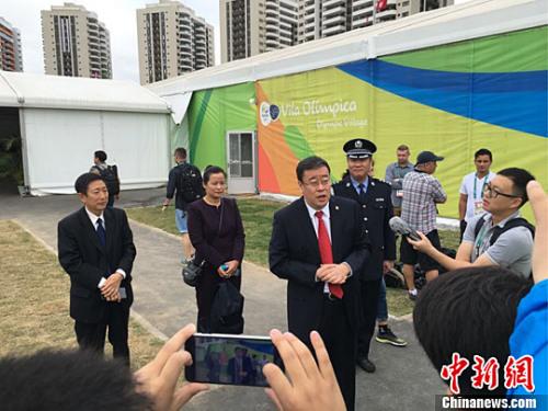 Song Yang (center), Chinese Consul General to Rio, speaks to journalists at the Olympic Village, Aug. 3, 2016. (Photo/Chinanews.com)