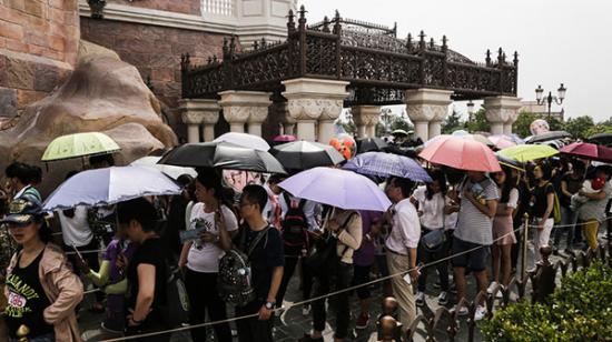 Visitors to Shanghai Disney wait in a long queue to enter. (File photo)