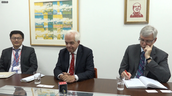 John McCallum(C), Minister of Immigration, Refugees & Citizenship of Canada, Canadian MP Geng Tan(L), and Canadian Ambassador to China Guy Saint-Jacques in an interview with Ecns.cn (Photo/Ecns.cn)