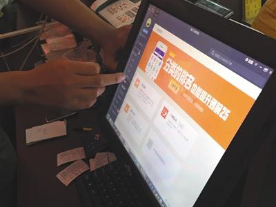 A business owner shows the backstage of paid listing on ele.me. (Photo/Beijing News)