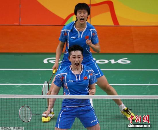 Chinese badminton pairs Yu Yang and Tang Yuanting compete in the match at the Rio Olympic Games, Aug. 17, 2016. (Photo/Chinanews.com)