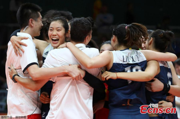 China's women volleyball players celebrate after upsetting Brazil in a five-set battle at the Olympic Games in Rio de Janeiro, Brazil, Aug. 16, 2016.  (Photo/Agencies)
