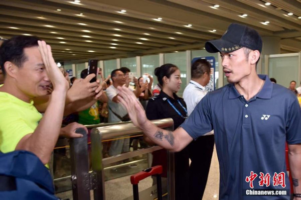 Chinese badminton player Lin Dan is greeted by fans at the Beijing Capital International Airport in Beijing, Aug. 22, 2016. (Photo: China News Service/Jin Shuo)