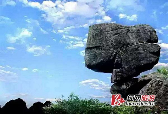 A standout rock at Tianyue Mufushan Scenic Spot in Yueyang, Hunan Province, is renamed Iron Hammer. (Photo/tour.rednet.cn)
