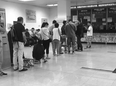People wait for a registration in a long line at a hospital. (Photo/Beijing Times)