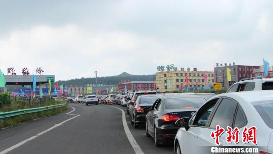 Heavy traffic jam on the prairie road of Zhangbei, Hebei Province. (Photo/Chinanews.com)