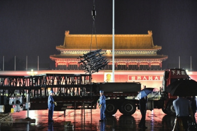 Workers are fixing flower terrace on Tiananmen Square to celebrate this years National Day. (Photo/Beijing Times)