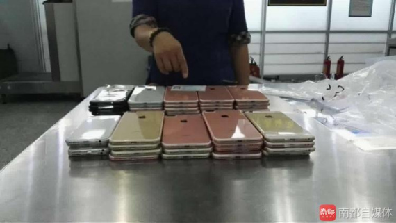 Smuggled iPhone 7 are seized at Shenzhen Customs. (Photo/Southern Metropolis Daily)
