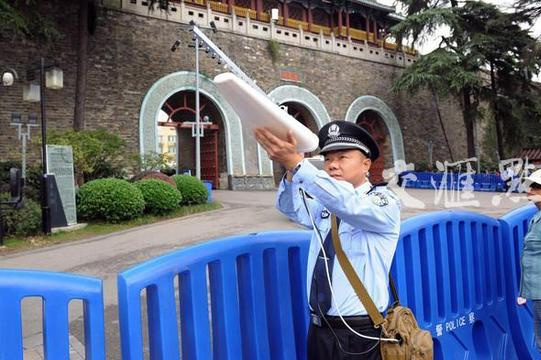 A policeman displays a gun-like device which will be used to intercept illegal drones at the upcoming Nanjing Marathon. (Photo/www.xhby.net)