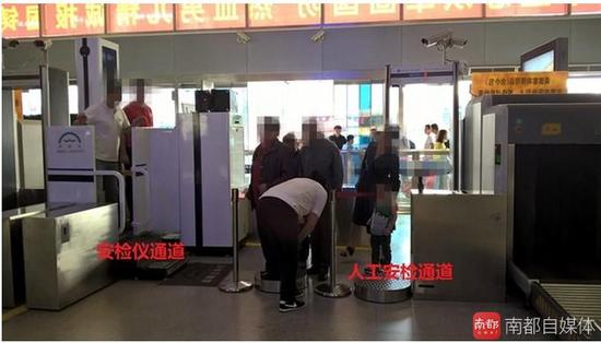 This photo shows passengers pass through a X-ray screening machine at the Shuangliu International Airport in Sichuan Province. (Photo/Southern Metropolis Daily)
