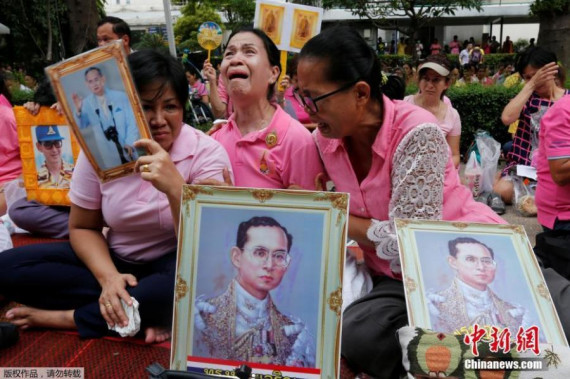 People weep after an announcement that Thailands King Bhumibol Adulyadej has died, at the Siriraj hospital in Bangkok, Thailand, Oct. 13, 2016.  (Photo/Agencies)