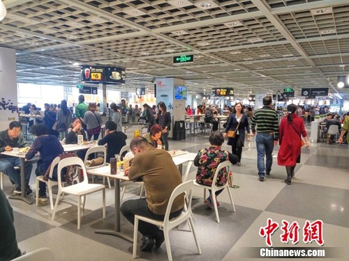 Seniors rest at a IKEA store in Beijing. (Photo/Chinanews.com)