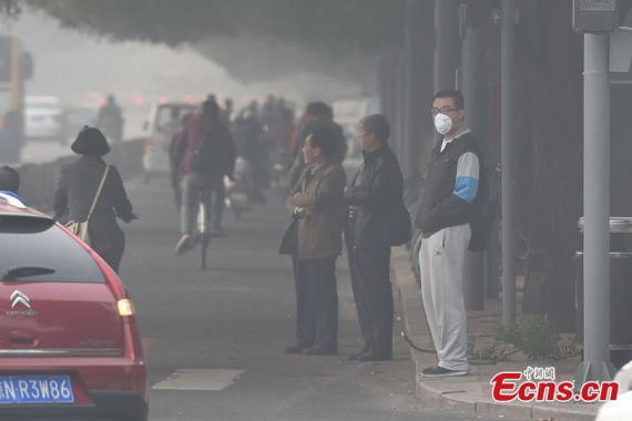 Heavy smog and fog hit Beijing, Oct. 14, 2014. (Photo: China News Service/Jin Shuo)