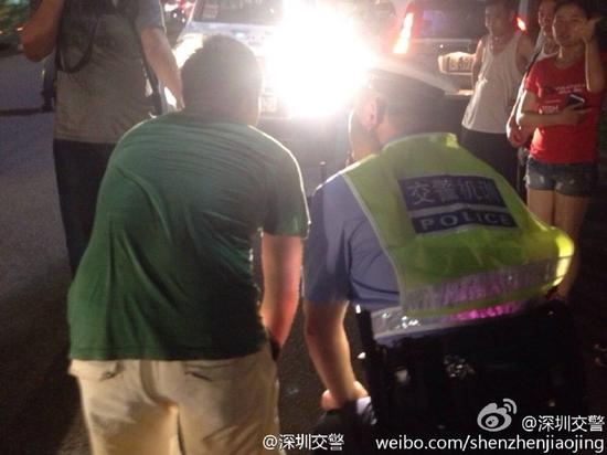 A driver who used interruptive high-beam lights stare gets punishment by staring into the lights in Shenzhen. (Photo/Weibo)