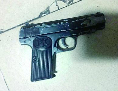 A toy gun looks like real. (Photo/Beijing Morning Post)