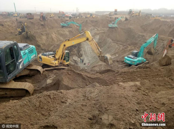 Excavators dig deep to save a five-year-old boy who accidentally fell into a 40-meter-deep dry well in Mengchang Village of Hebei Province, Nov. 6, 2016. (Photo/CFP)