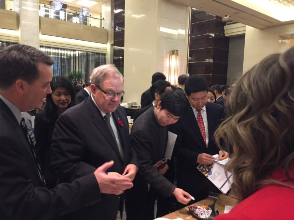 Canadian Minister of Agriculture and Agri-Food, the Honourable Lawrence MacAulay(2L) visits a stand at the export-cafe.(Photo: Ecns.cn/Feng Shuang)