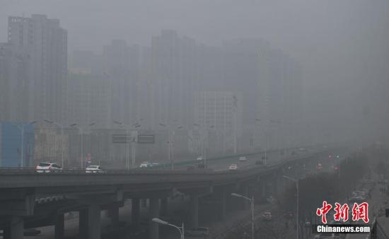 Heavy smog shrouds Shijiazhuang in north China's Hebei Province, December 5, 2016. (Photo: China News Service/Zhai Yujia)
