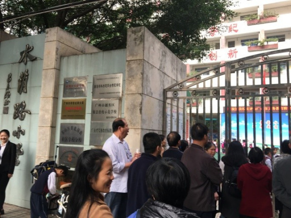 Parents wait outside Shuiyinlu Elementary School in Guangzhou City, Guangdong Province. (Photo/Guangzhou Daily)