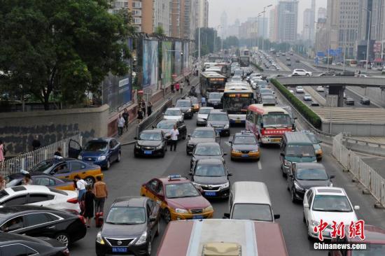 vehicles move slowly forward on a road in Beijing. (File photo/Chinanews.com)