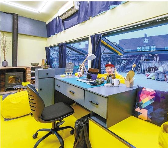 An internal view of the bus-converted house. (Photo/Qianjiang Evening News)