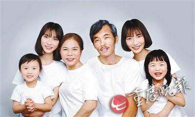 Zhang Jia's new family photo with her deceased father. (Photo/Chongqing Evening News) 