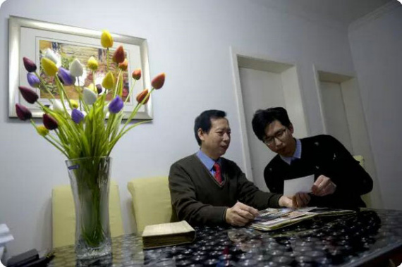 Jiang Aishun (L) and his son Qu Junjie. (Photo/The Mirror)