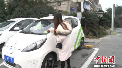 A woman uses car-sharing service in Chengdu. (File photo/Chinanews.com)