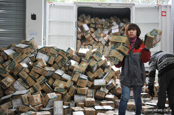 Staff members work at logistic center in Lin'an City, east China's Zhejiang Province, Nov. 11, 2016. (Photo/Xinhua) 