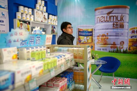 Infant formula are sold at a supermarket. (File photo/Chinanews.com)