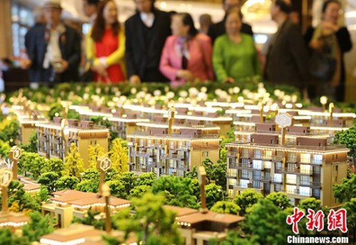 Home buyers preview real estate building models in Beijing. (File photo/Chinanews.com)