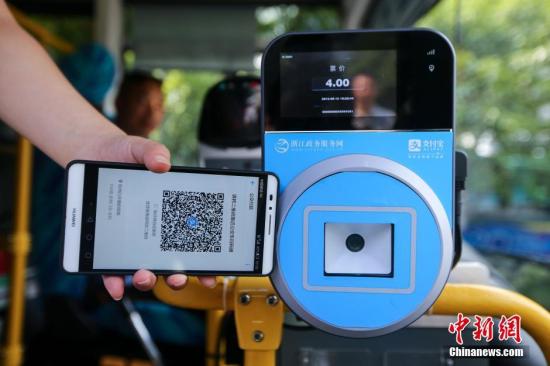 East China's Hangzhou City pilots mobile payment on buses. (Photo/Chinanews.com)