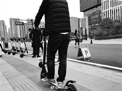 Shared electric scooters are seen in Hangzhou, East China's Zhejiang Province. (Photo/Beijing Youth Daily)