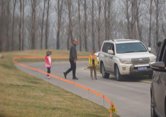 Members of a family disregard warnings and leave the safety of their car to walk in a tiger zone at the Beijing Wildlife Park in Daxing District, Beijing. (Photo provided to China News Service)