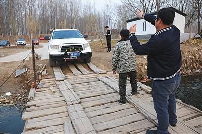 A ferry made of two boats linked together runs on the river in Wangdianzi Village. (Photo/Beijing News)