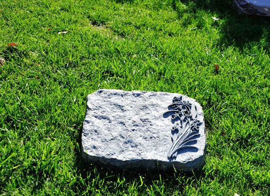 Lawn option of ecological cemetery in Babaoshan Revolutionary Cemetery in Beijing.Photo/news.china.com.cn