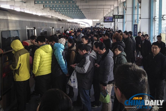 File photo shows crowded traffic at the Tiantongyuan Station of Beijing Subway Line 5. (Photo/China Daily)
