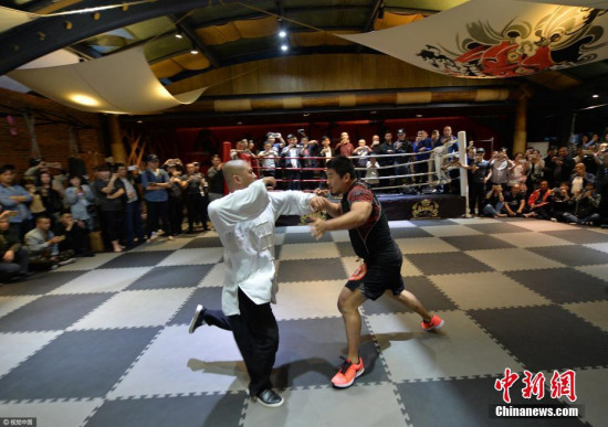 Mixed martial arts fighter Xu Xiaodong (R) challenges tai chi master Wei Lei in Chengdu City, Sichuan Province. (Photo/VCG)