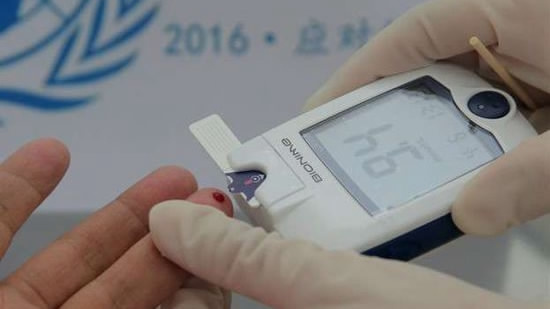 A reagent test kit helps diagnose multiple kinds of cancer by analyzing a drop of human blood. (Photo/CGTN)
