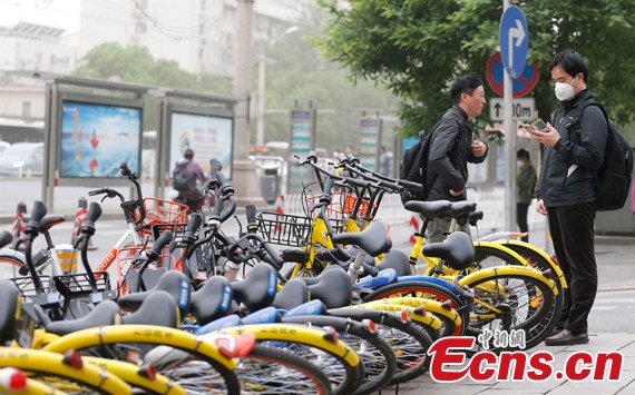Shared bikes are blown down by gales in Beijing, May 5, 2017. (Photo: China News Service/Liao Wenjing)