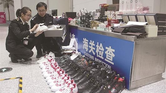 Illegal goods brought into China from abroad are checked at a Customs office. (Photo/xinmin.cn)